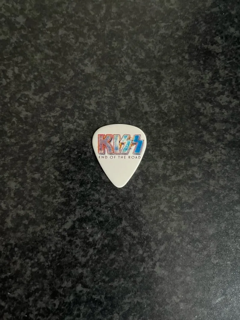 Tradera Musikmemorabilia<Kiss plektrum , turné , end of the road. Gene Simmons