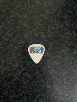 Tradera Musikmemorabilia<Kiss plektrum , turné , end of the road , Tommy thayer.