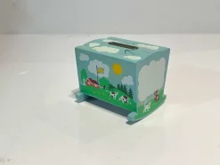 Tradera Sparbössor<Klassisk sparbössa med Sverige-motiv - Röd stuga flagga bondgård - 80s Vagga