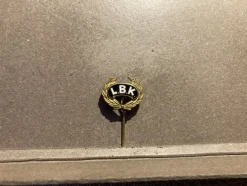 Tradera Pins & Nålar<Klubbnål Landskrona BK Boxningsklubb, Skåne (kort nål)