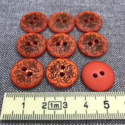 Tradera Knappar, knapp, plast, 2 hål, röd, mönstrad, 9 st, 18 mm^ Sömnad & Stickning