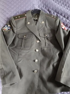 Tradera Militära Samlarsaker<Komplett rysk Militäruniform med Märken