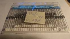 Tradera kondensatorer nya 4.7 uf/10 v ca. 100 st nya^ Elektronikkomponenter