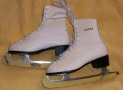Tradera Konståkning<KonståkningsSkridskor Sanna Vita Stadiga Skridskor Strl 36 + gula skydd