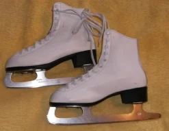 Tradera Konståkning<KonståkningsSkridskor White Romance Stadiga Skridskor Storlek 34 vassa skenor