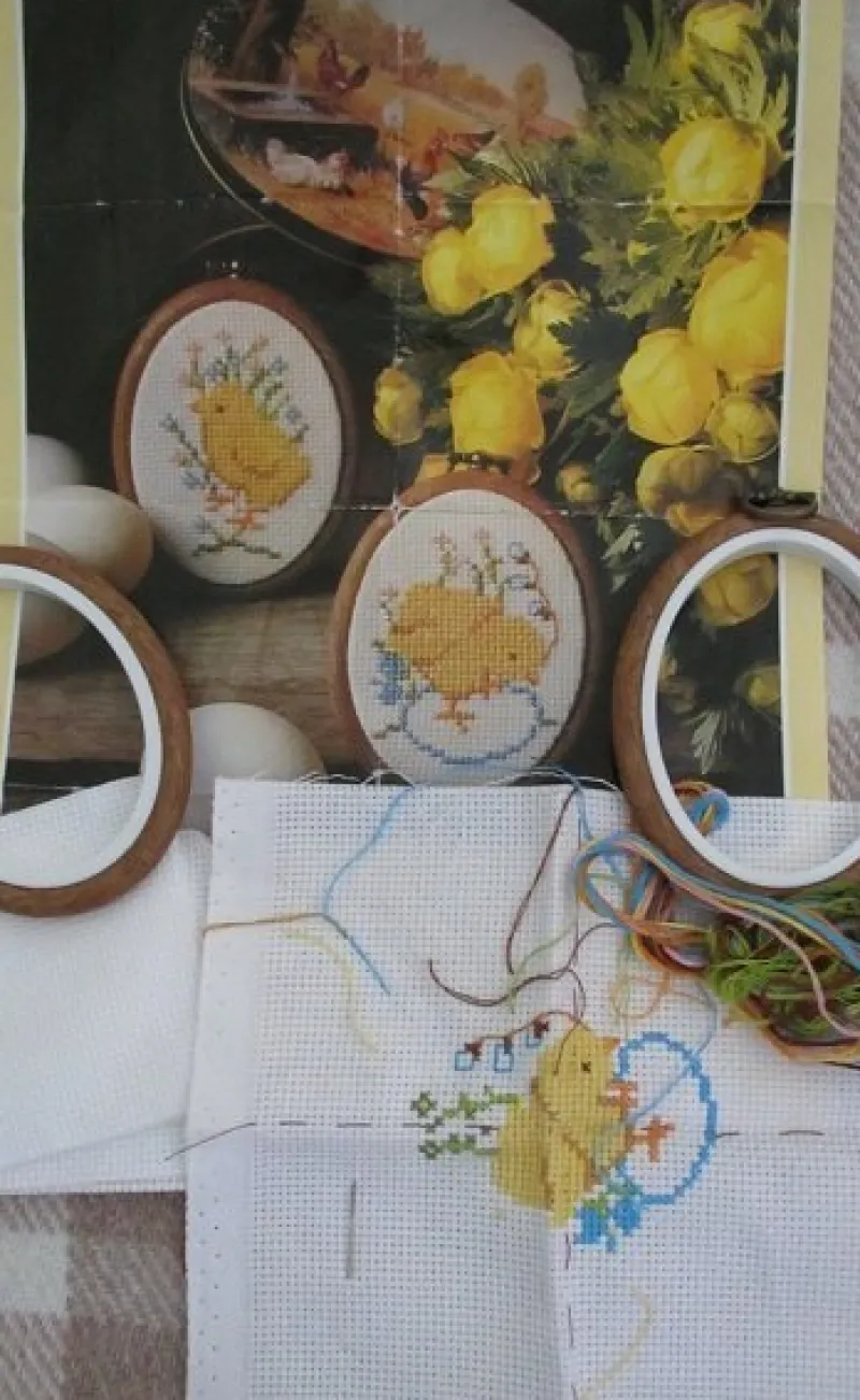 Tradera Korsstygnskit med kycklingmotiv ett broderi är påbörjat^ Sömnad & Stickning