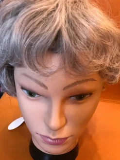 Tradera Hårvård<Kort grå peruk oanvänd fin struktur