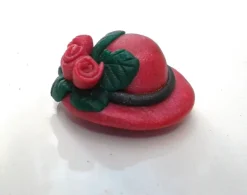 Tradera Magneter<kylskåpsmagnet röd hatt med rosor / magnet