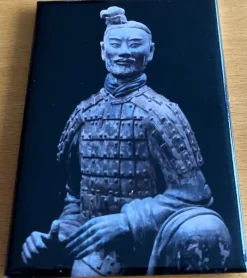 Tradera Magneter<Kylskåpsmagnet Soldat från första kejsaren (Östasiatiska Museet Stockholm)