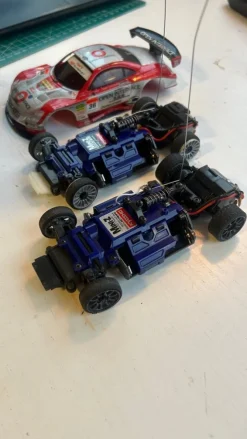 Tradera Kyosho Mini-Z MR-02 Chassis med karosser och sändare> Radiostyrt