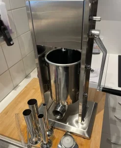 Tradera 3L manuell vertikal korvstoppare med 4 påfyllningsrör, dubbel luftutsläppsventil> Kök