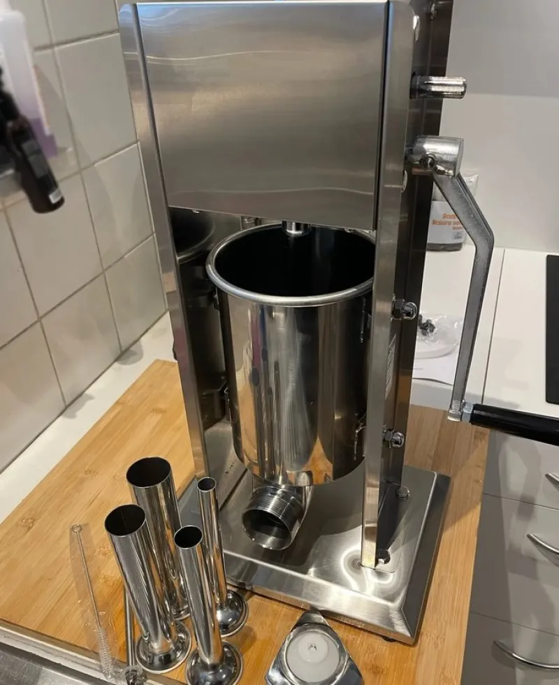 Tradera 3L manuell vertikal korvstoppare med 4 påfyllningsrör, dubbel luftutsläppsventil> Kök