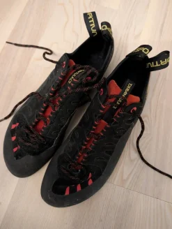 Tradera Äventyrssporter<La Sportiva Tarantula klätterskor