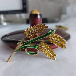 Tradera Broscher<Lakonisk unisex brosch med fina kristaller.