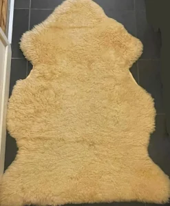 Tradera Lammskinn/Fårskinnsfäll Ludde mått: ca.110 cm- Vacker inredningsdetalj^ Mattor