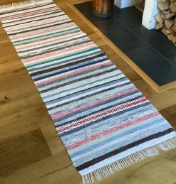 Tradera Lantlig trasmatta i tuskaft med inslag av rosengång. Vintage.^ Mattor