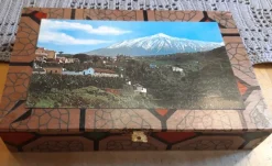 Tradera Ädelstenar<LÅDA MED MINERALER OCH LAVASTENAR FRÅN VULKANEN TEIDE