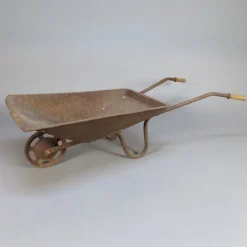 Tradera Trädgårdsdekorationer<Äldre barn skottkärra med rost och patina