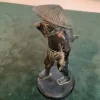 Tradera Äldre bronsfigur - jägare med byte på rygg, Vietnam, Kina ? 12 cm> Orientalisk Konst & Porslin
