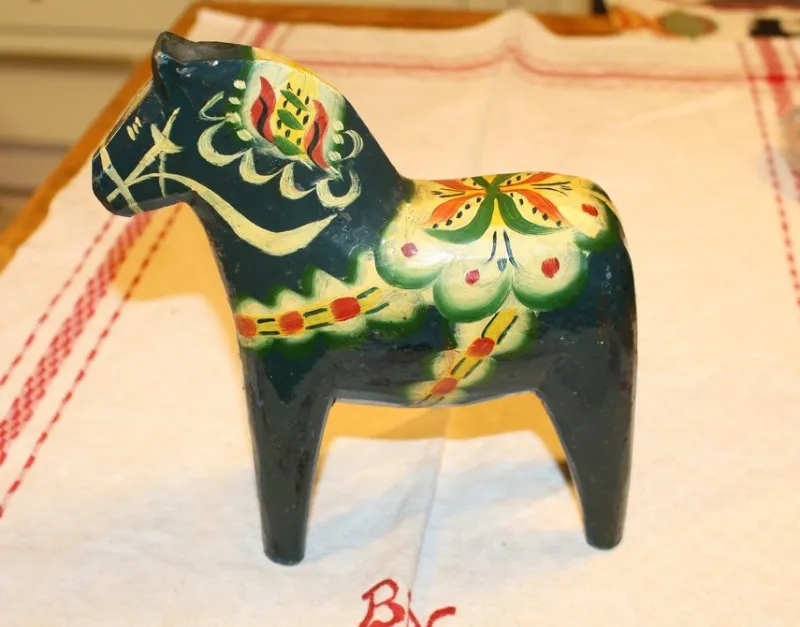 Tradera ÄLDRE DALAHÄST MED KLASSISK DEKOR.^ Dalahästar