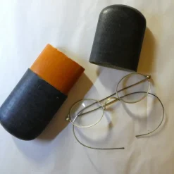 Tradera Äldre glasögon med fodral. Kuriosa, historisk klädnad, rekvisita> Glasögon & Tillbehör