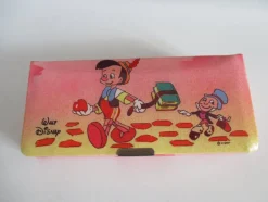 Tradera Äldre glasögon-fodral, Disney, Pinocchio och Benjamin Syrsa> Glasögon & Tillbehör