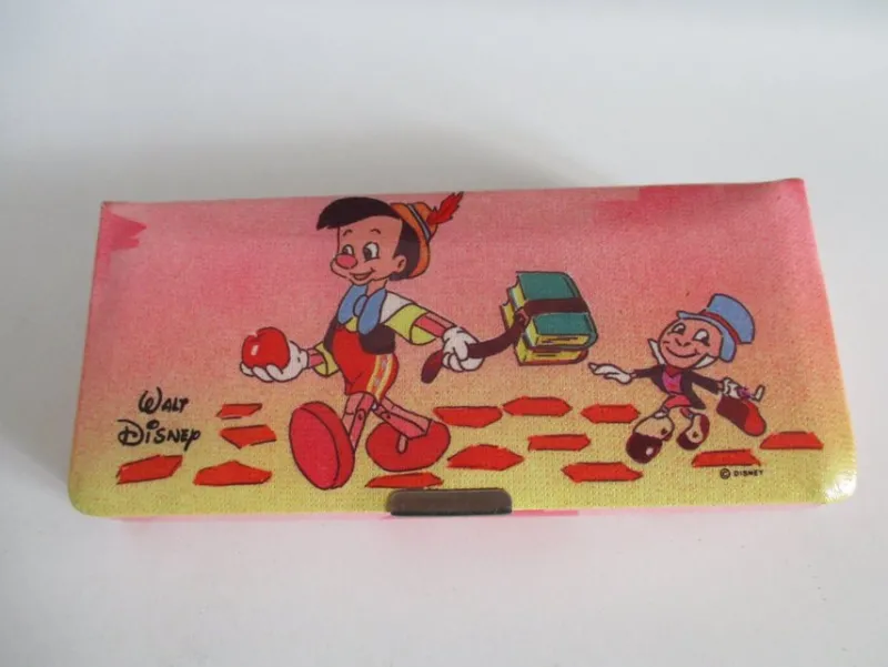 Tradera Äldre glasögon-fodral, Disney, Pinocchio och Benjamin Syrsa> Glasögon & Tillbehör