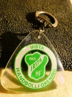 Tradera Nyckelringar<Äldre Handboll Nyckelring Irsta HK 1965 - Fint skick !! REA KÖP 3 BETALA 2