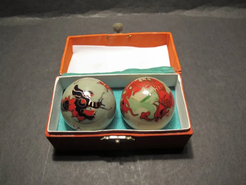 Tradera Medicinska Prylar<Äldre handmålade KINESISKA HÄLSOBOLLAR med Drakmönster i Orange Ask.