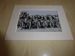 Tradera Mobilia<Äldre Harley-Davidson motorcyklar i fotografi med passepartout