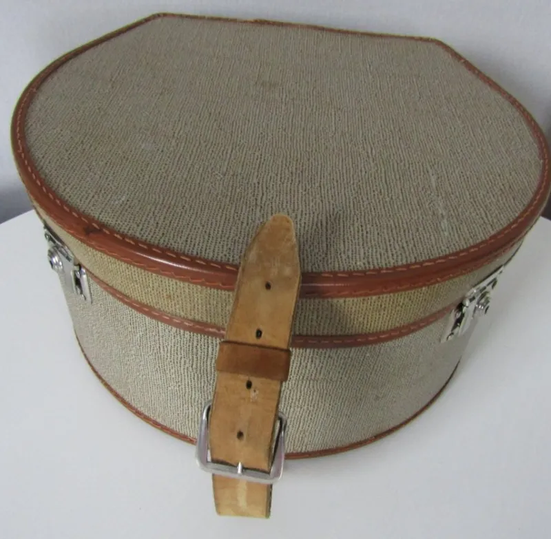 Tradera ÄLDRE HATTASK MED LÄDERHANDTAG**REN OCH FIN INVÄNDIGT**> Övrig Antik & Design