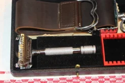 Tradera Rakning<ÄLDRE HELJESTRAND ESKILSTUNA , ETUI MED RAKHYVEL + STRIGEL