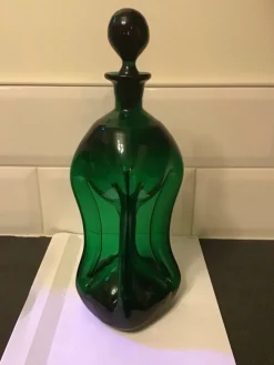 Tradera Äldre Kluckflaska, troligen Holmegaard, Danmark. Grön glasmassa.> Glas