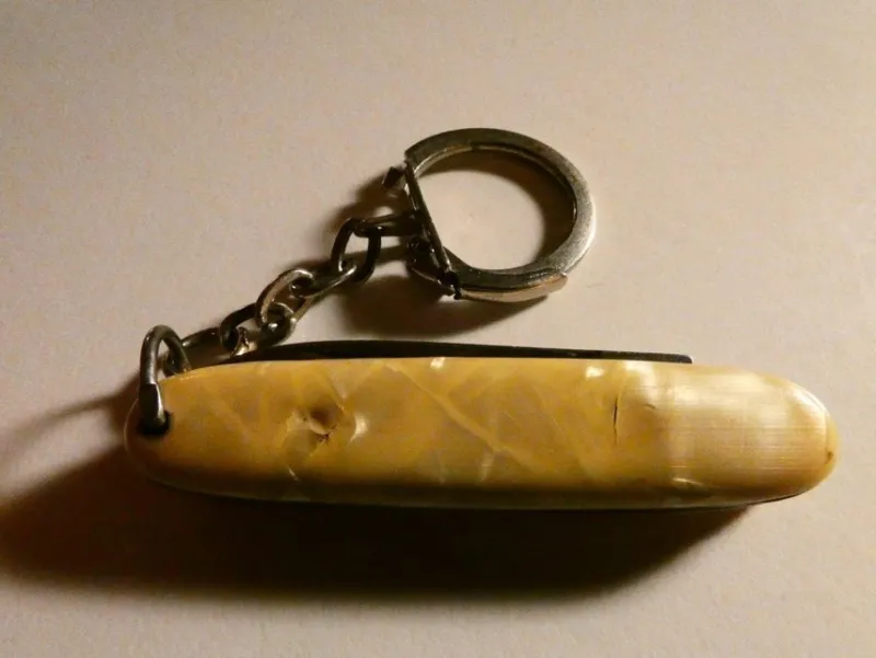 Tradera Nyckelringar<Äldre Nyckelring Fickkniv med Pärlemo - OK skick !! REA KÖP 3 BETALA FÖR 2