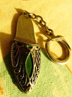 Tradera Nyckelringar<Äldre Nyckelring Marocco Sko i Metall Emaljerad -Fint skick! REA KÖP 3 BETALA 2