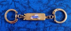 Tradera Nyckelringar<ÄLDRE NYCKELRING MED GAMMAL BILMOTIV - DUBBELSIDIG - AVTAGBAR LÅS MEKANISM