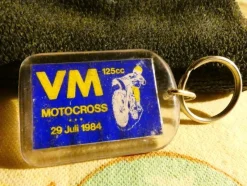 Tradera Nyckelringar<Äldre Nyckelring Motorklubben Orion Hallstavik Motocross VM 1984 - Gott skick!!