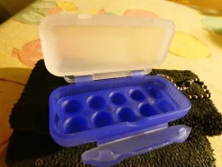 Tradera Nyckelringar<Äldre Ovanlig Tupperware Nyckelring Ägglåda i Blålila Färg - Fint skick !!