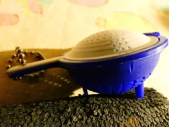 Tradera Nyckelringar<Äldre Ovanlig Tupperware Nyckelring Sil Dubbelsil i Vitt & Blått - Fint skick !!