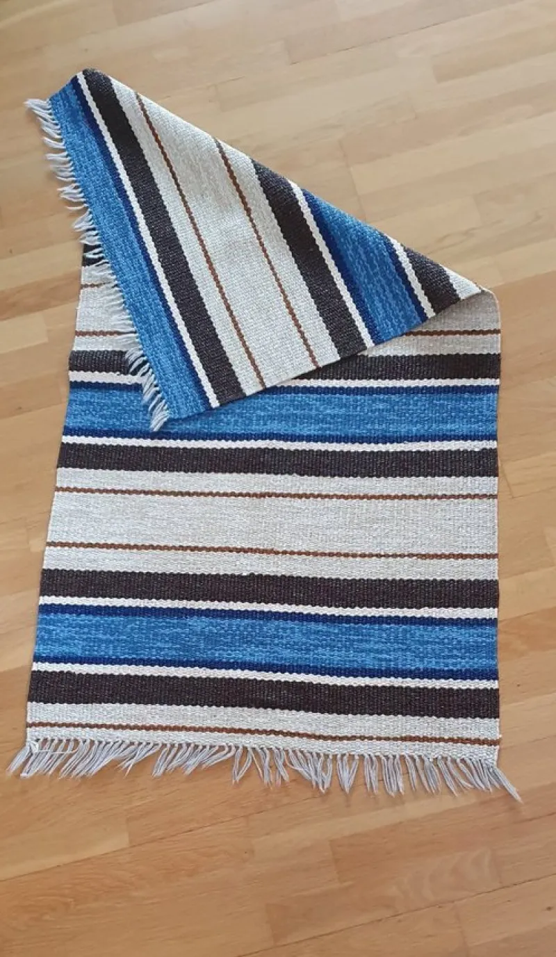 Tradera Äldre plastmatta blå/svart/vit^ Mattor