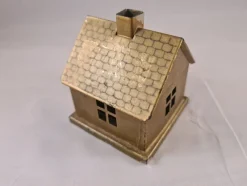 Tradera Sparbössor<Äldre plåtsparbössa i form av hus