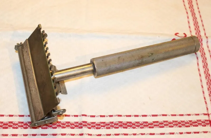 Tradera Rakning<ÄLDRE RAKHYVEL SKYLTMATERIAL. L .38 CM. VALET AUTO STROP RAZOR. OVANLIGT OBJEKT