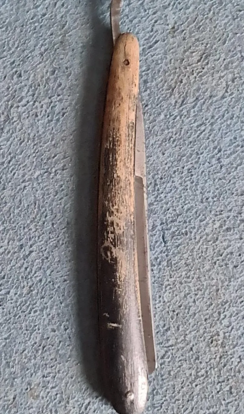 Tradera Rakning<Äldre Rakkniv med skaft i trä - J.A. Hellberg, Eskilstuna, Sweden.