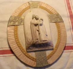 Tradera ÄLDRE SNIDAD RELIEF MED KARVSNITT, VACKRA DETALJER.> Ikoner & Religiösa Föremål