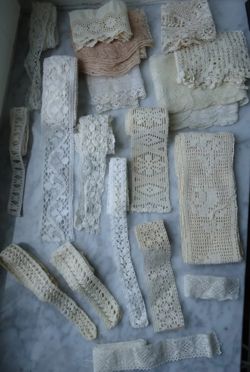 Tradera Äldre Spetsar – Bårder – Band – Hyllbård> Kuriosa