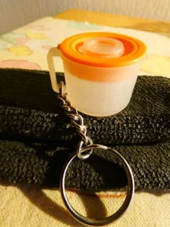 Tradera Nyckelringar<Äldre Tupperware Nyckelring Bringare med Mått & Orange Lock - Fint skick !!