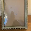 Tradera Äldre vacker fotoram i metall. Vintage ram i guld och cremevit. Buktat glas^ Ramar