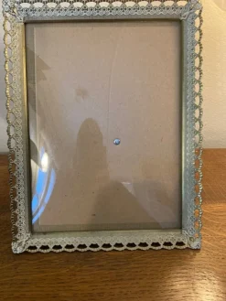 Tradera Äldre vacker fotoram i metall. Vintage ram i guld och cremevit. Buktat glas^ Ramar