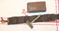 Tradera Rakning<ÄLDRE VALET RAKHYVEL MED ASK OCH STRIGEL.