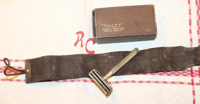 Tradera Rakning<ÄLDRE VALET RAKHYVEL MED ASK OCH STRIGEL.